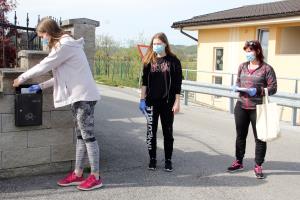 Manca Matjašič, Ria Ana Hotko in Renata Gabrovec med deljenjem mask v Skorbi